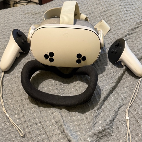 Quest 3s White VR Headset with White Touch Controllers